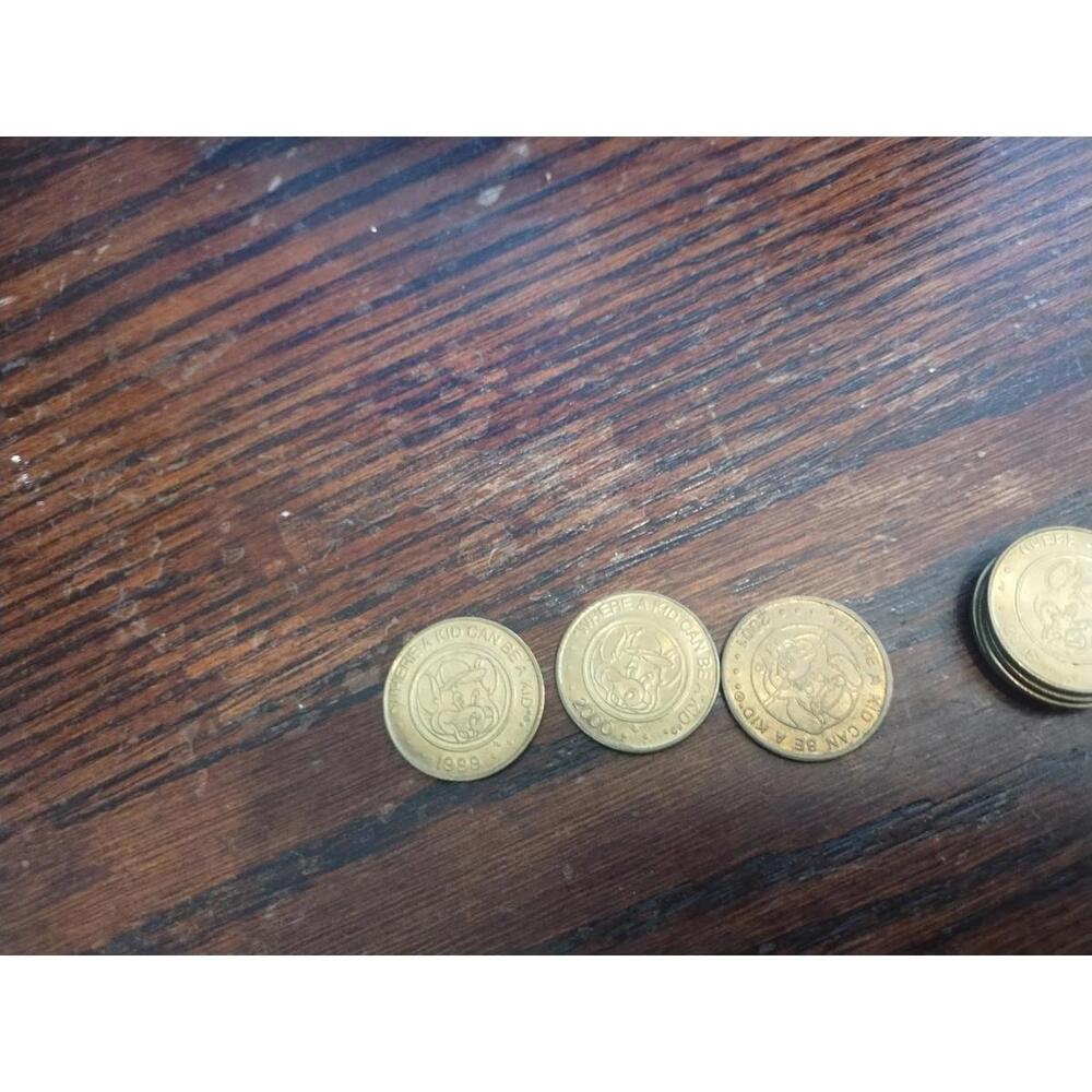Vintage Chuck e cheese coins from '90s to 2007 - Picture 4 of 4